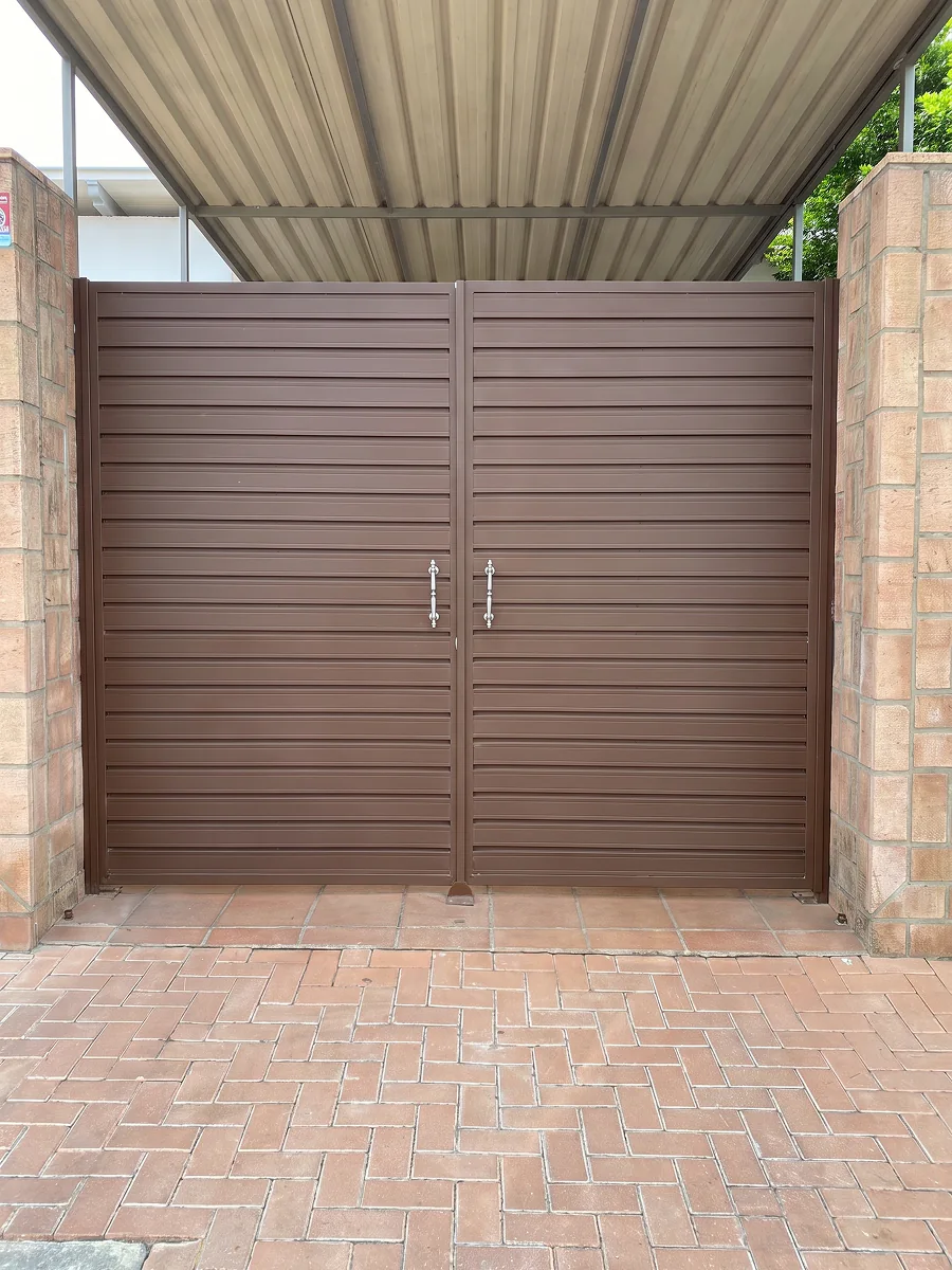 Puerta de garaje abatible de dos hojas estilo clásico a medida en Sevilla