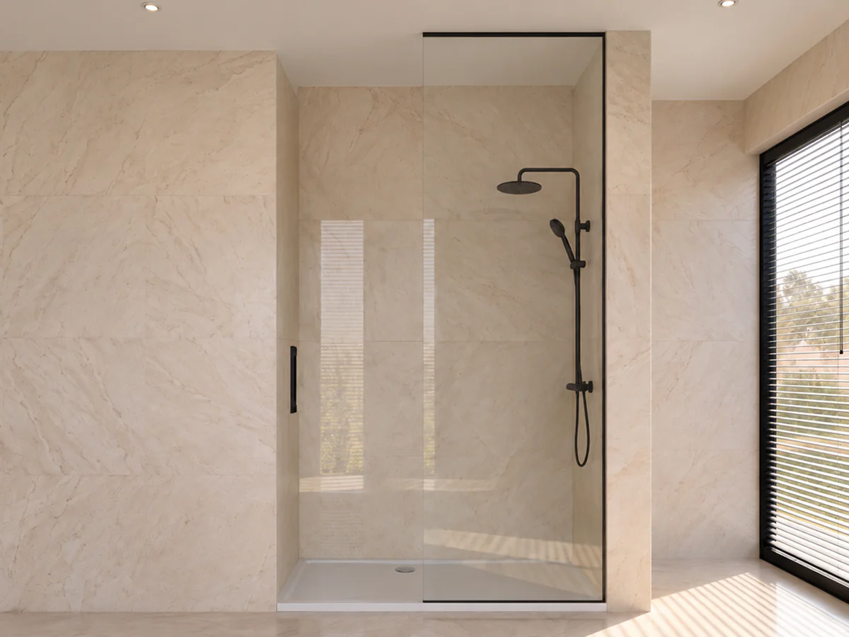 Mampara con panel fijo de cristal transparente y perfilería negra para ducha en Sevilla