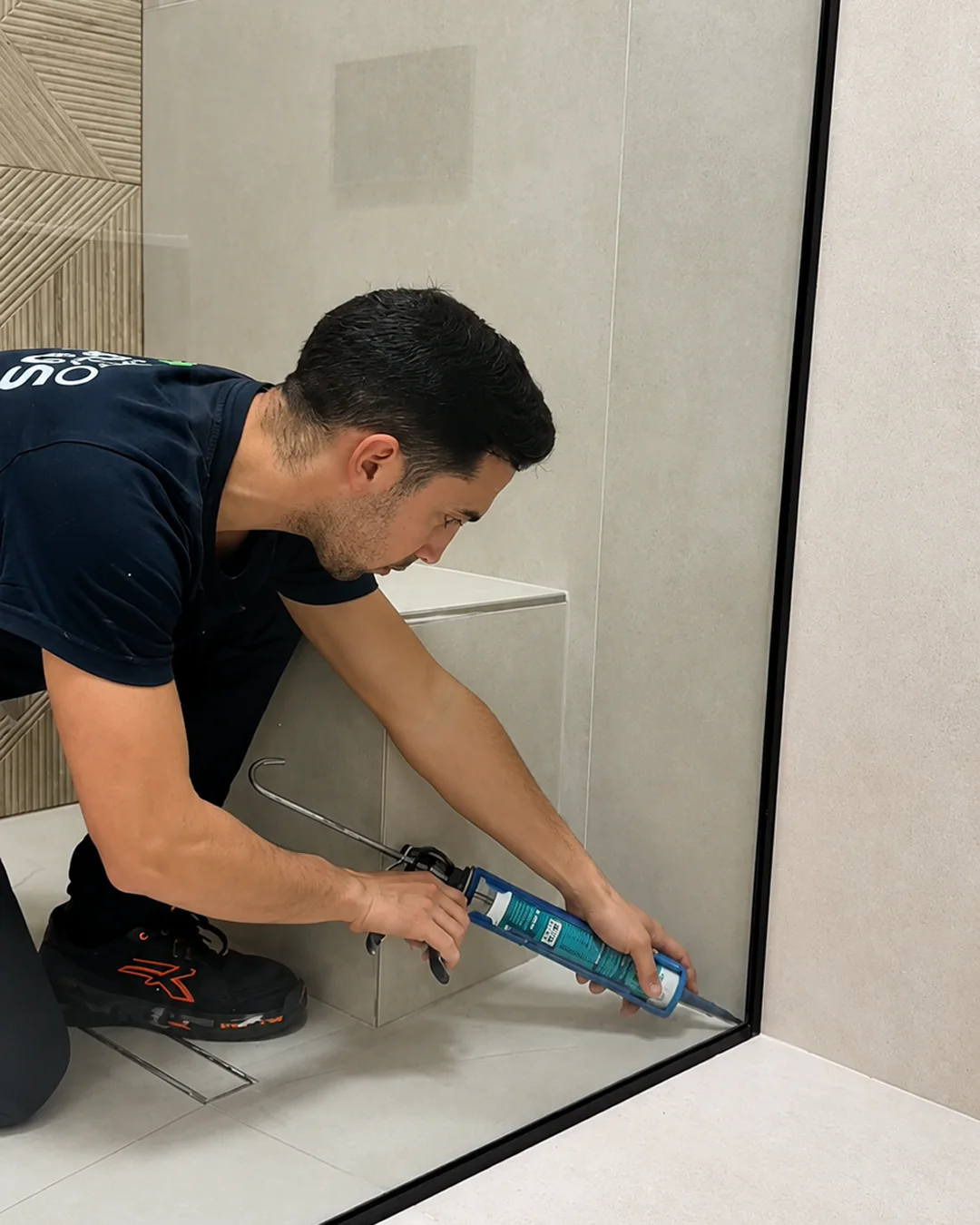 Sellado perimetral de mampara para máxima estanqueidad por instalador de SALCOPLUS