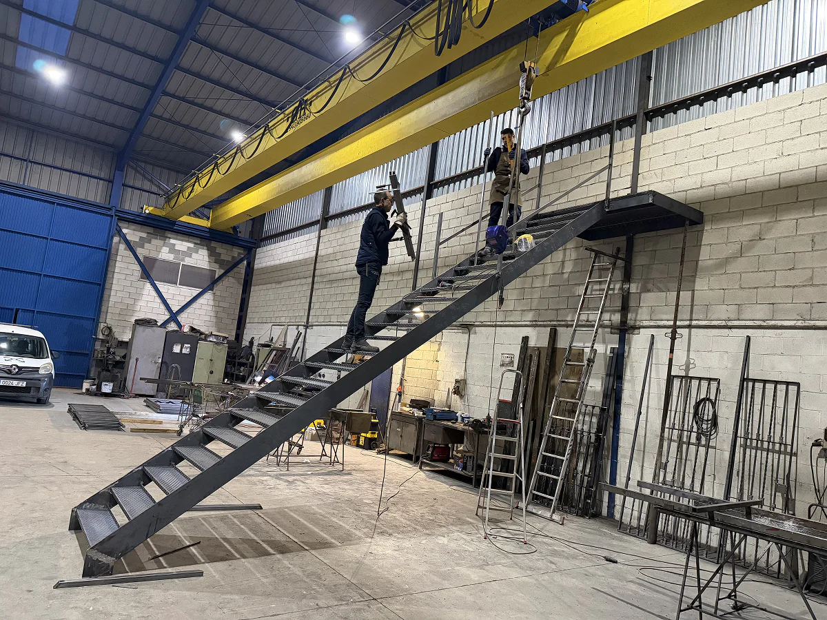Fabricación y ajuste de estructura de escalera en taller de SALCOPLUS