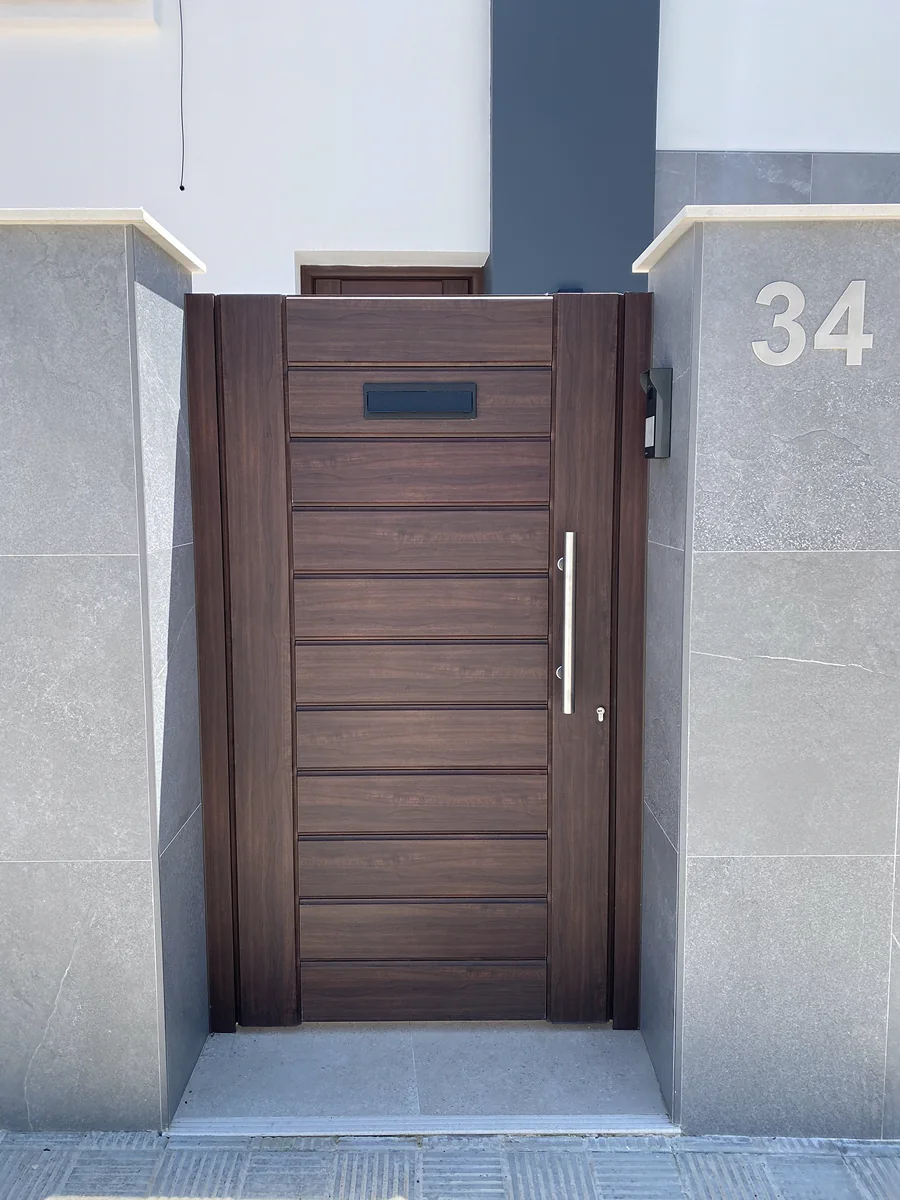 Puerta de entrada de aluminio a medida en vivienda de Sevilla