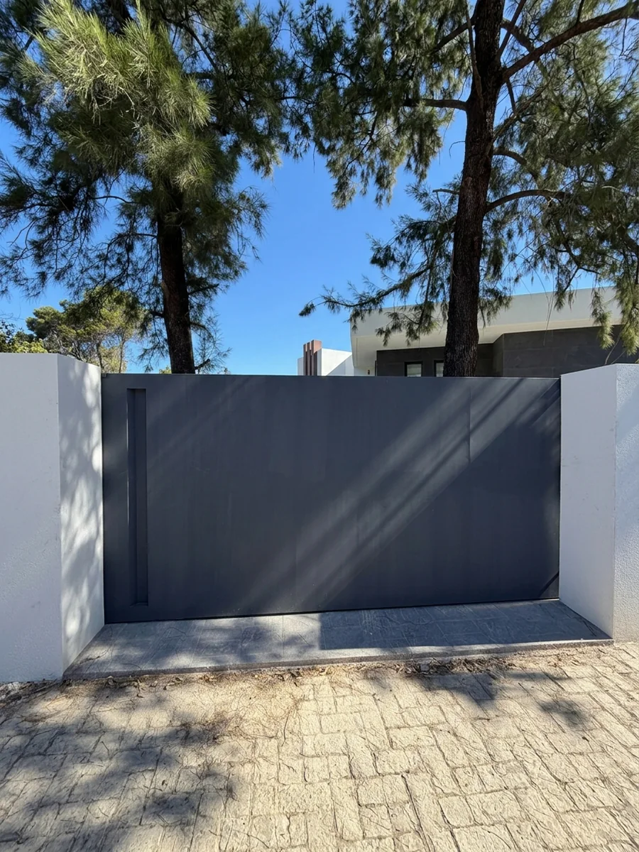 Puerta automática de garaje a medida en Sevilla