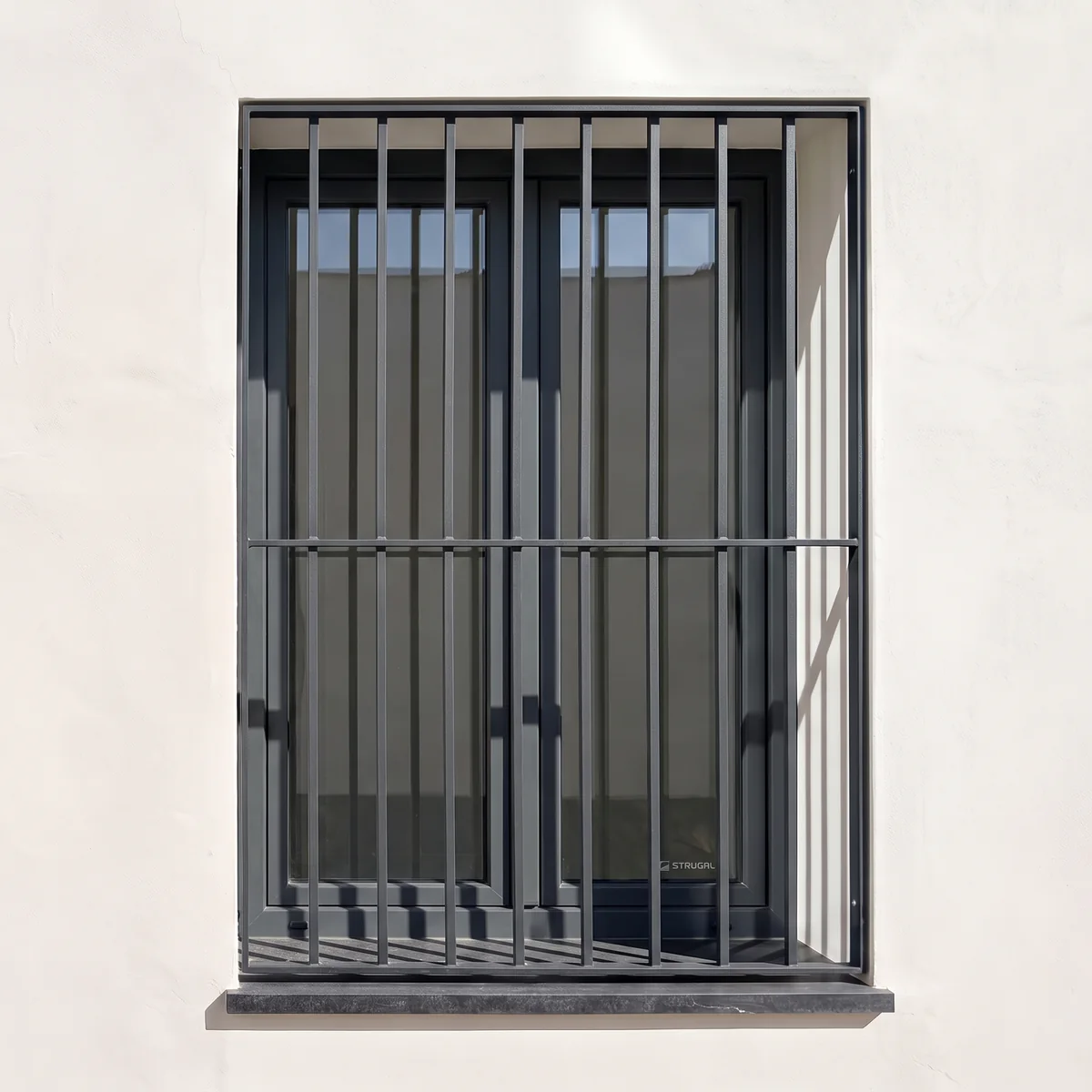 Rejas de ventana de líneas rectas y diseño moderno fabricadas por SALCOPLUS en Sevilla