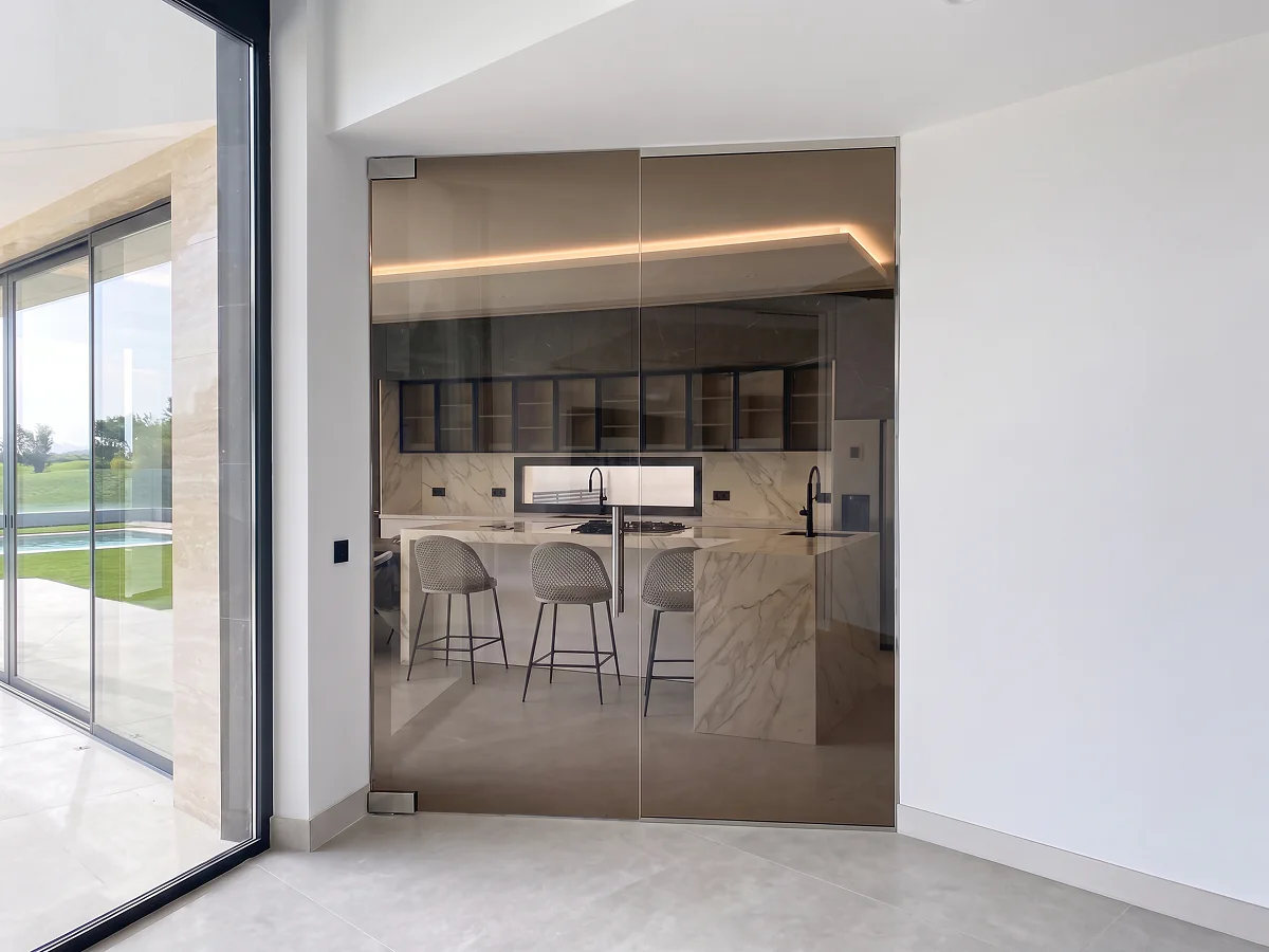 Puerta de interior de madera a medida en vivienda de Sevilla