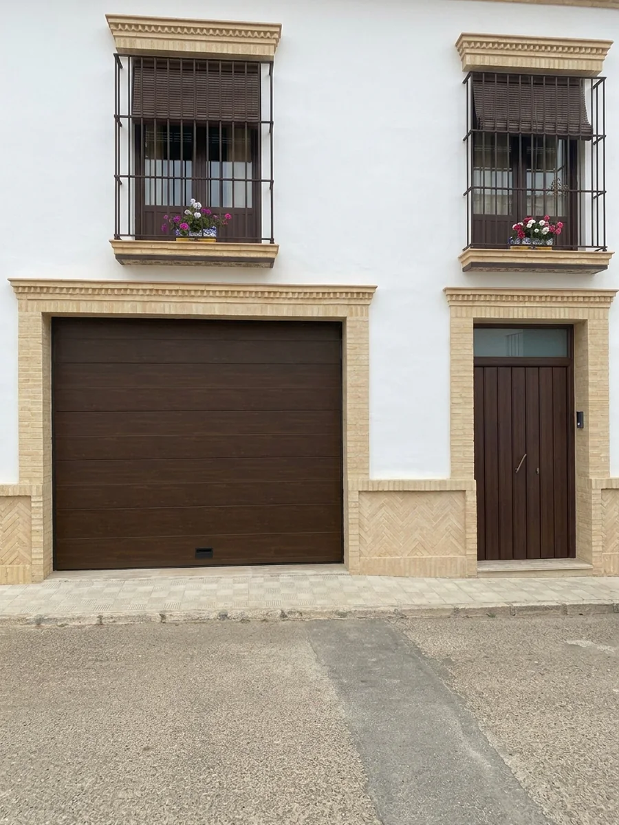 Puerta de garaje integrada en fachada elegante en Sevilla