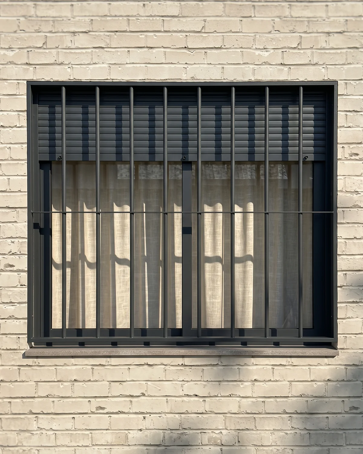Reja de ventana con barrote vertical y líneas modernas en Sevilla