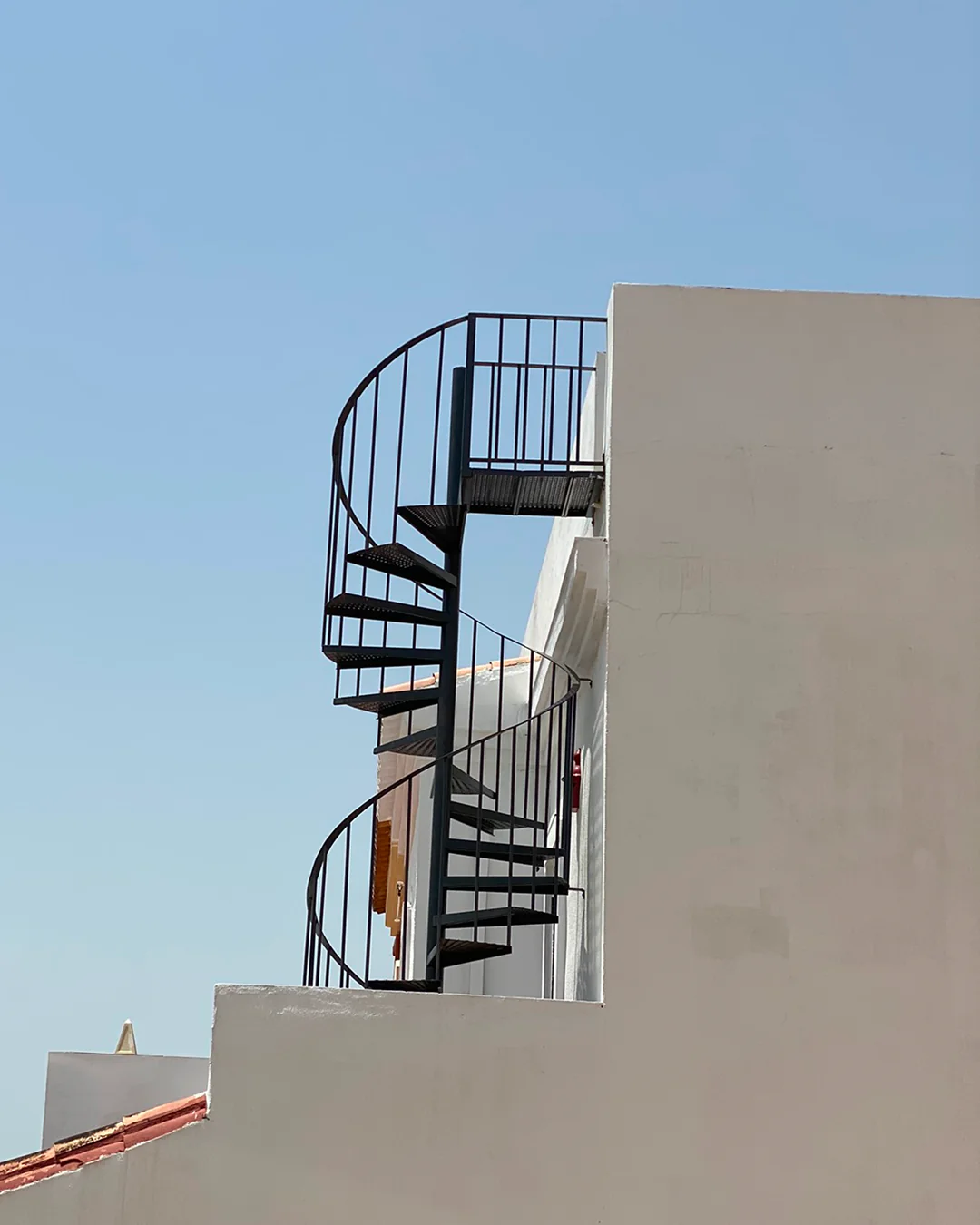 Escalera de caracol de hierro en hueco reducido instalada en Sevilla