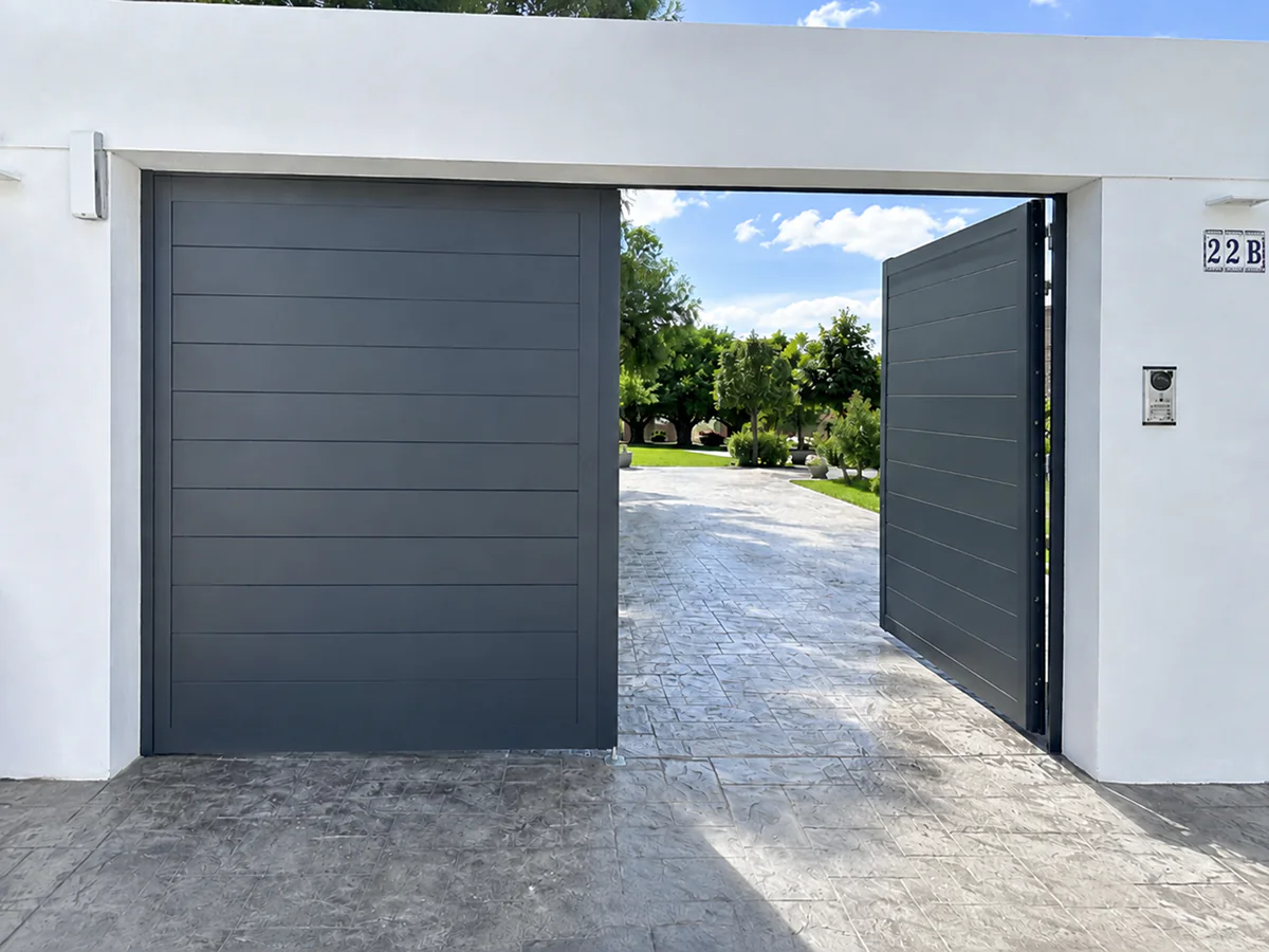 Puerta de garaje abatible abierta a medida en Sevilla