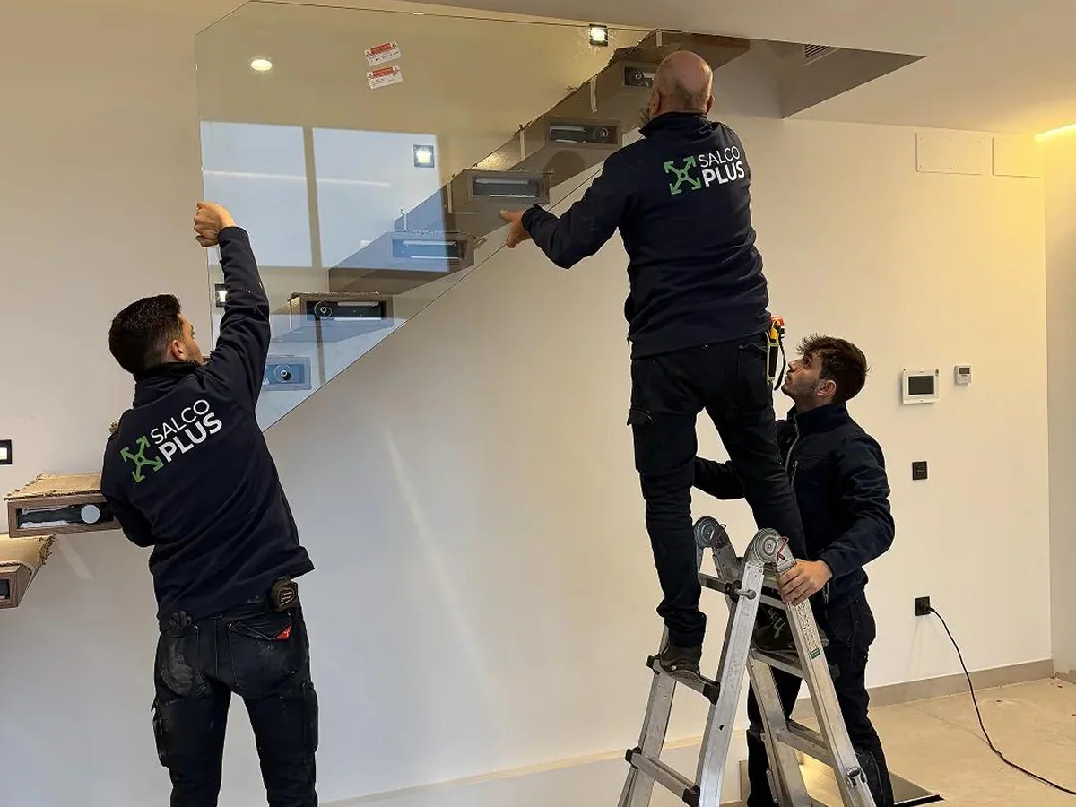 Instalación y ajuste de barandilla de vidrio de seguridad por el equipo de SALCOPLUS
