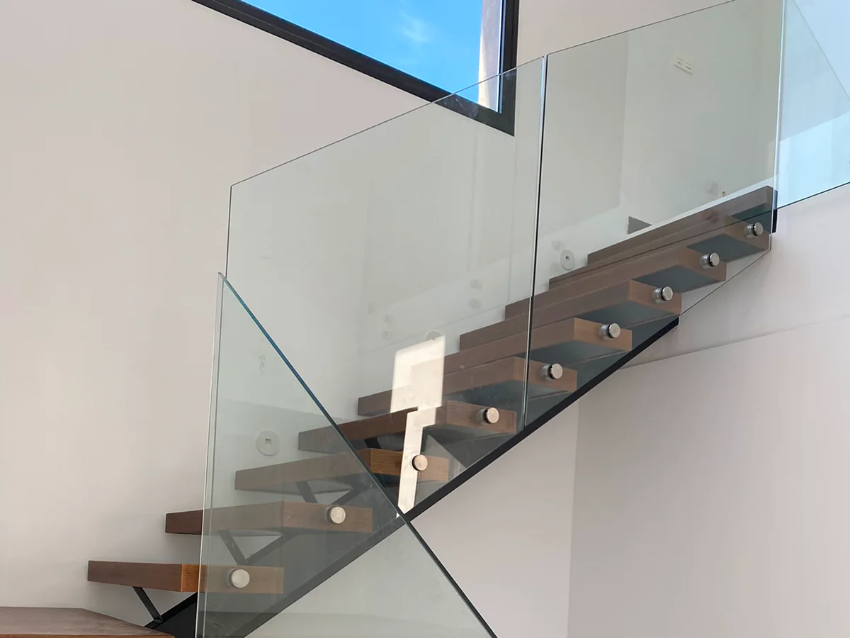 Barandilla de vidrio laminado en escalera instalada por SALCOPLUS en Sevilla