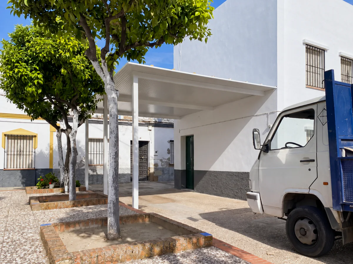 Montaje de estructura y techo sándwich aislante para cochera y terraza