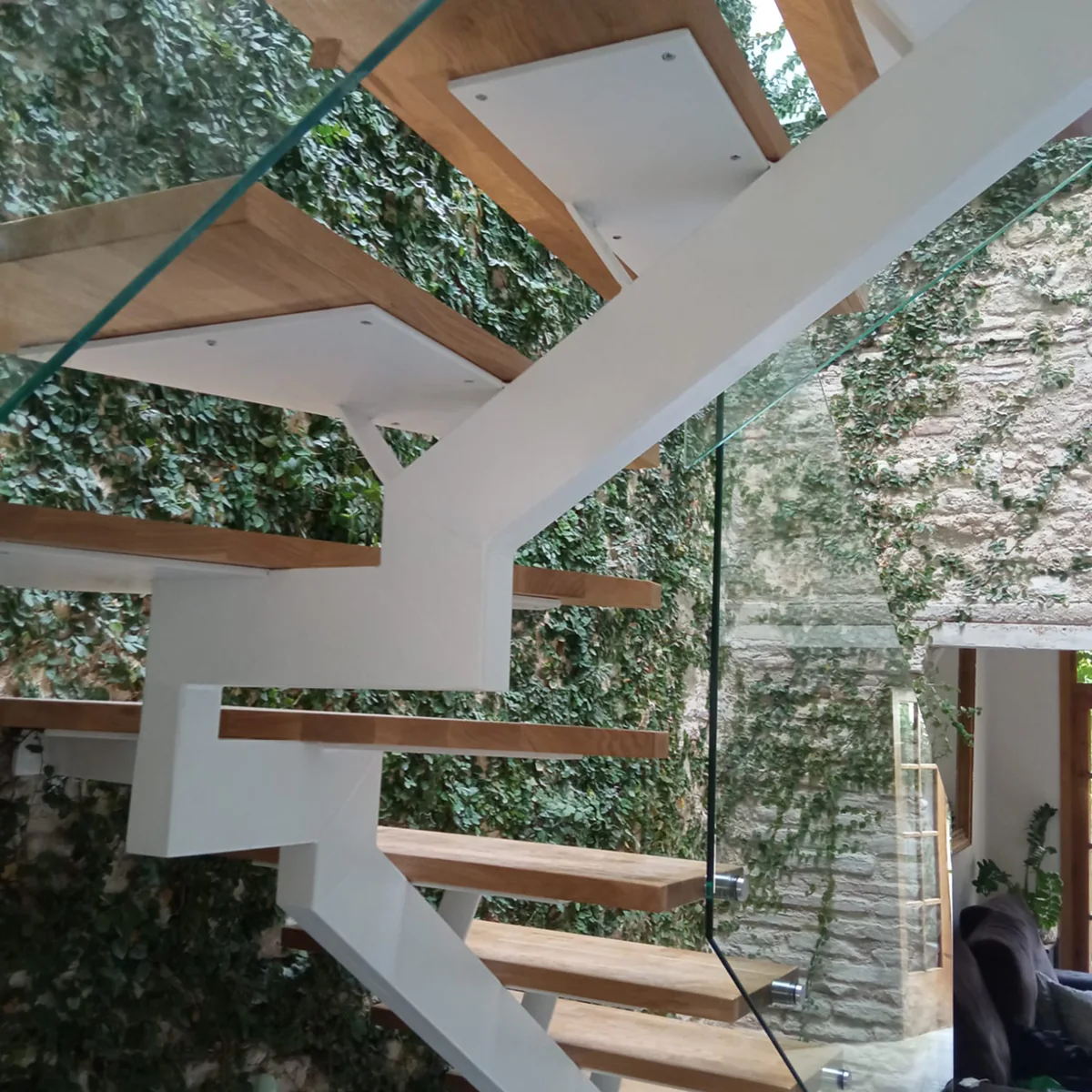 Estructura de hierro lista para peldaños de madera · Madera no incluida