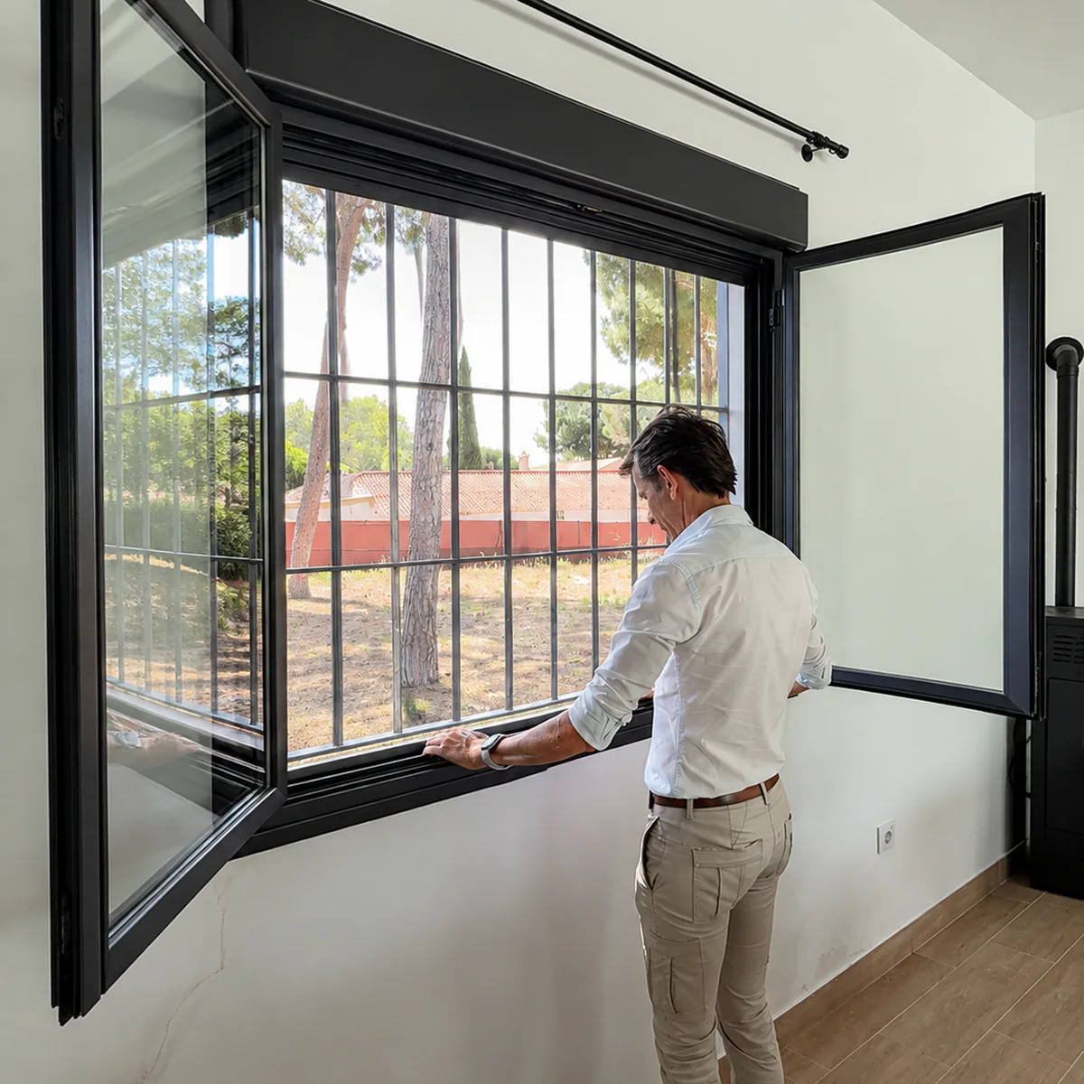 Ventana con mosquitera a medida instalada por SALCOPLUS en Sevilla