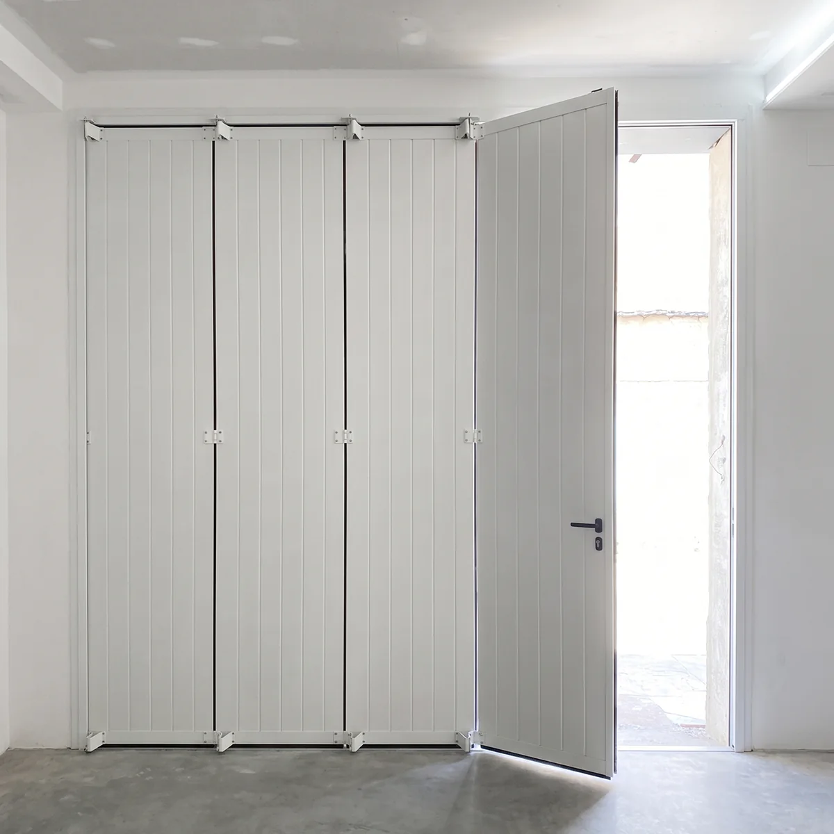 Puerta de garaje a medida para hueco complejo en Sevilla