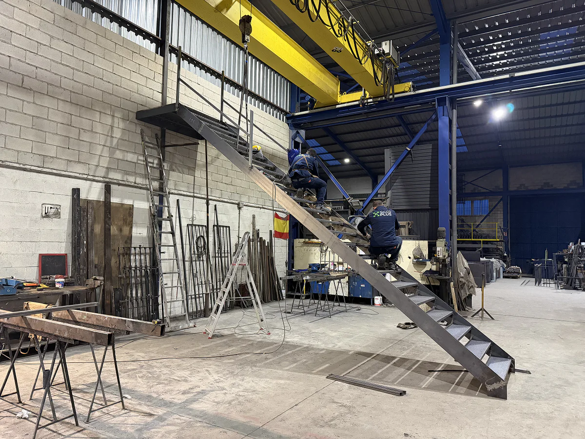 Soldadura y ajuste de estructura metálica por el equipo de SALCOPLUS