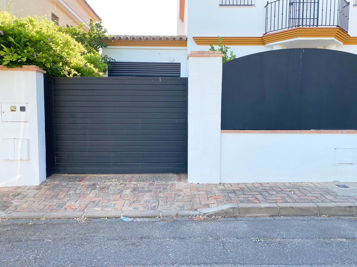 Valla de jardín y cerramiento exterior en gris antracita en Sevilla