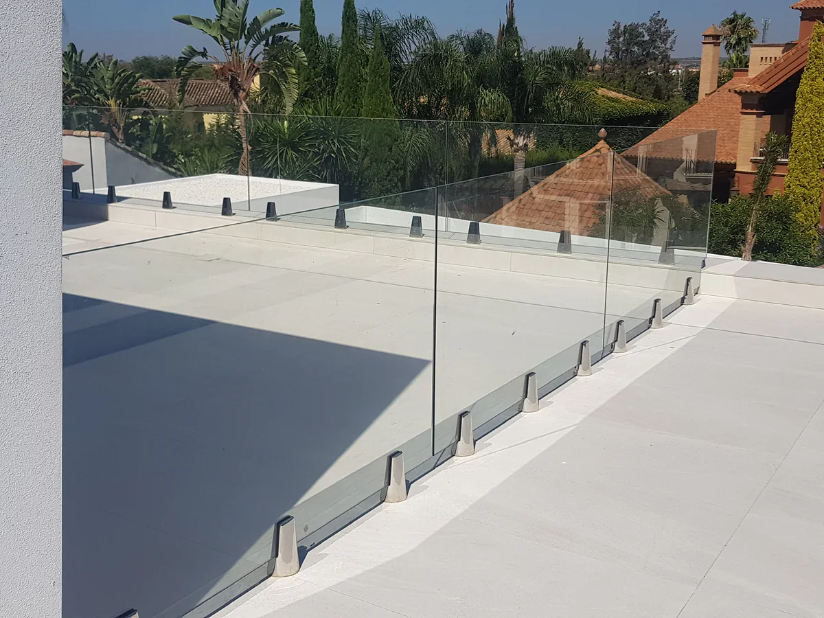Barandilla de balcón con vidrio laminado de seguridad en Sevilla