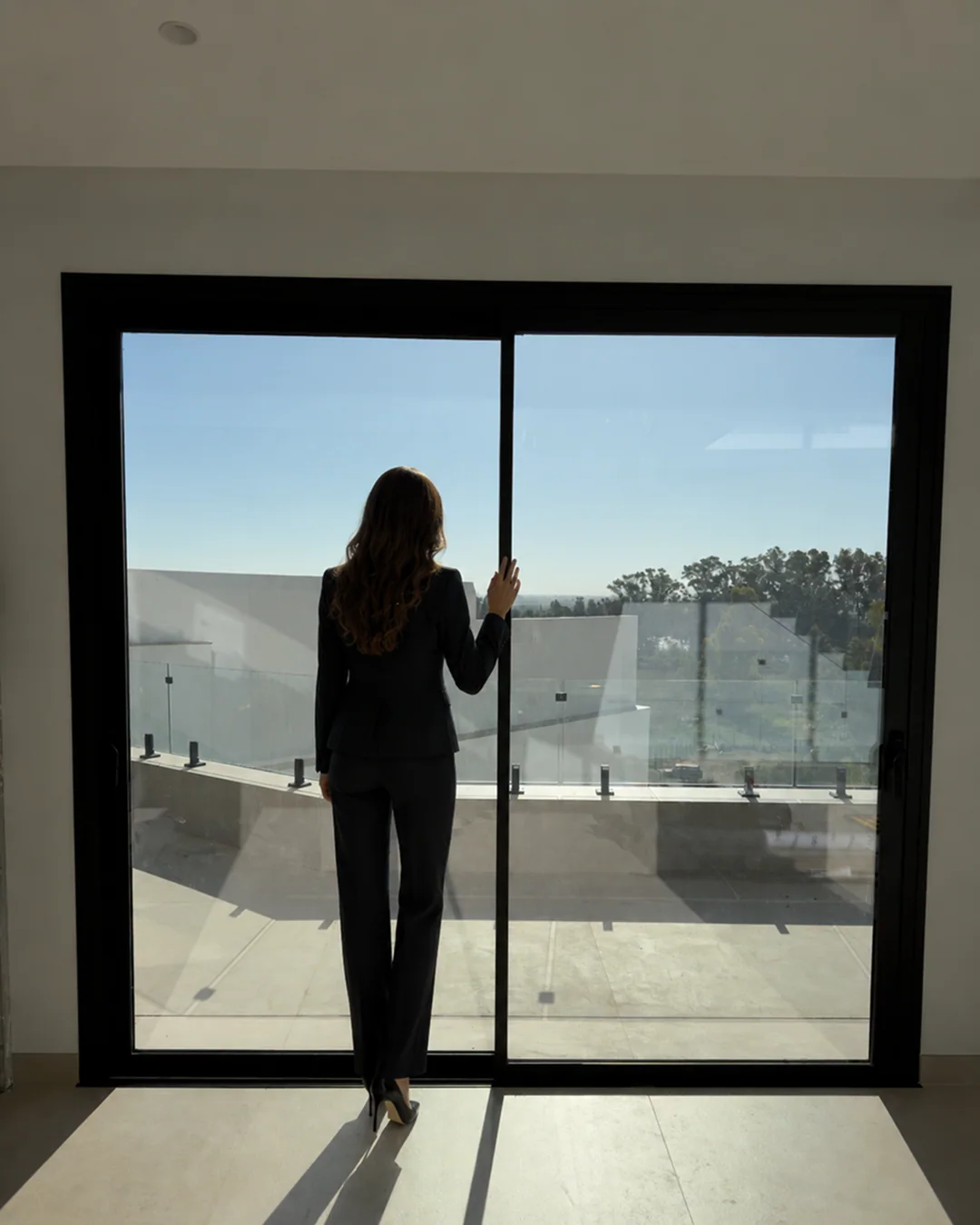 Ventana corredera de aluminio abierta hacia una terraza
