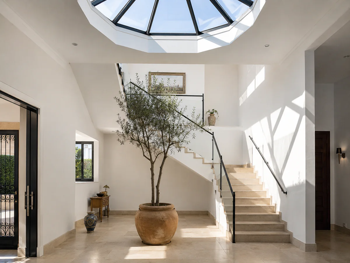 Cúpula de vidrio y aluminio para luz cenital en hueco de escalera en Sevilla