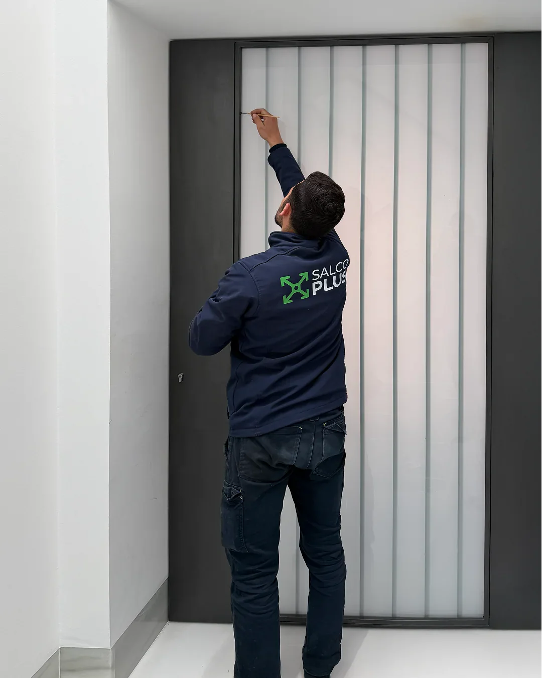 Inspección de materiales certificados y carpintería de aluminio en el taller de SALCOPLUS