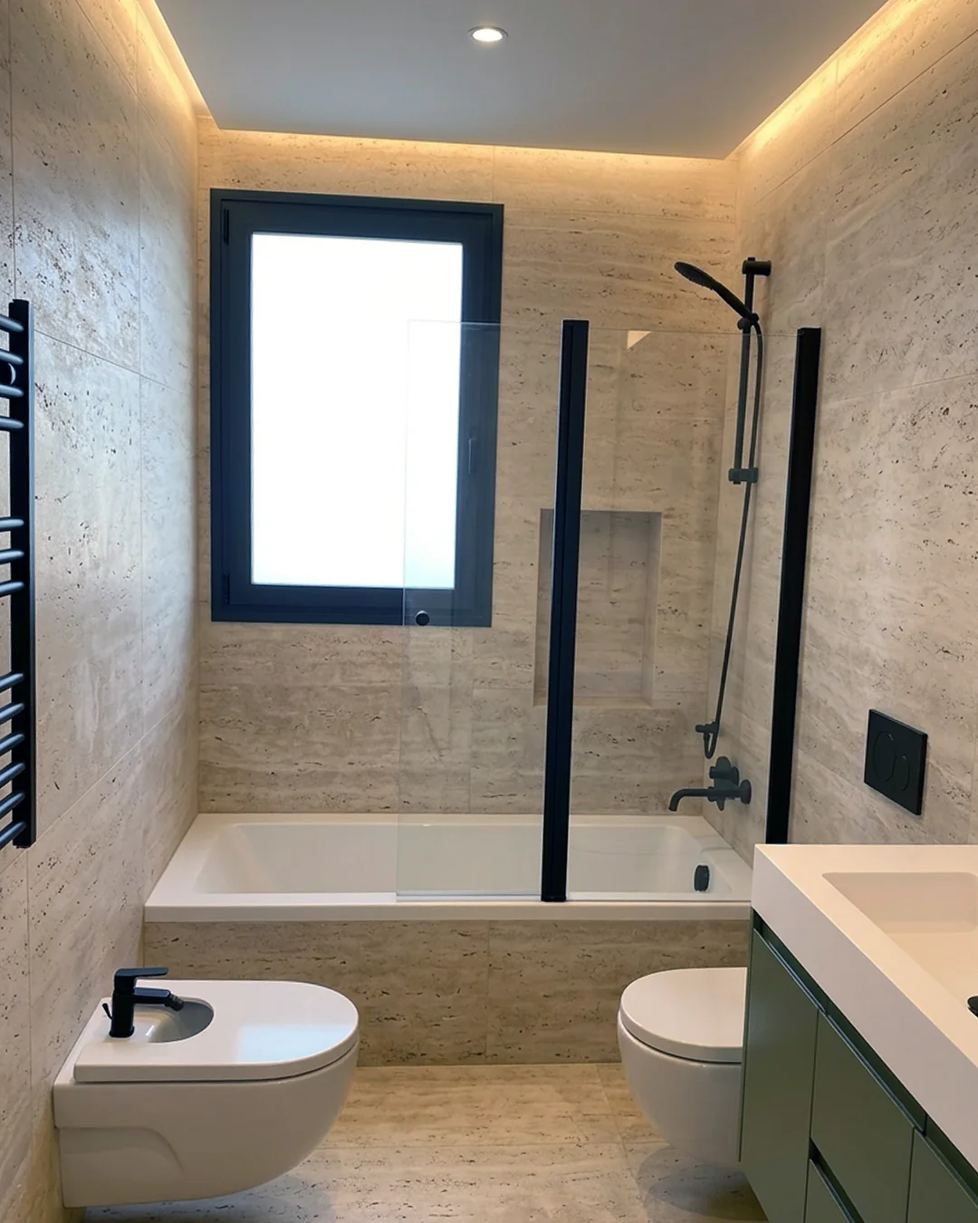 Mampara para bañera a medida con perfilería negra instalada en Sevilla
