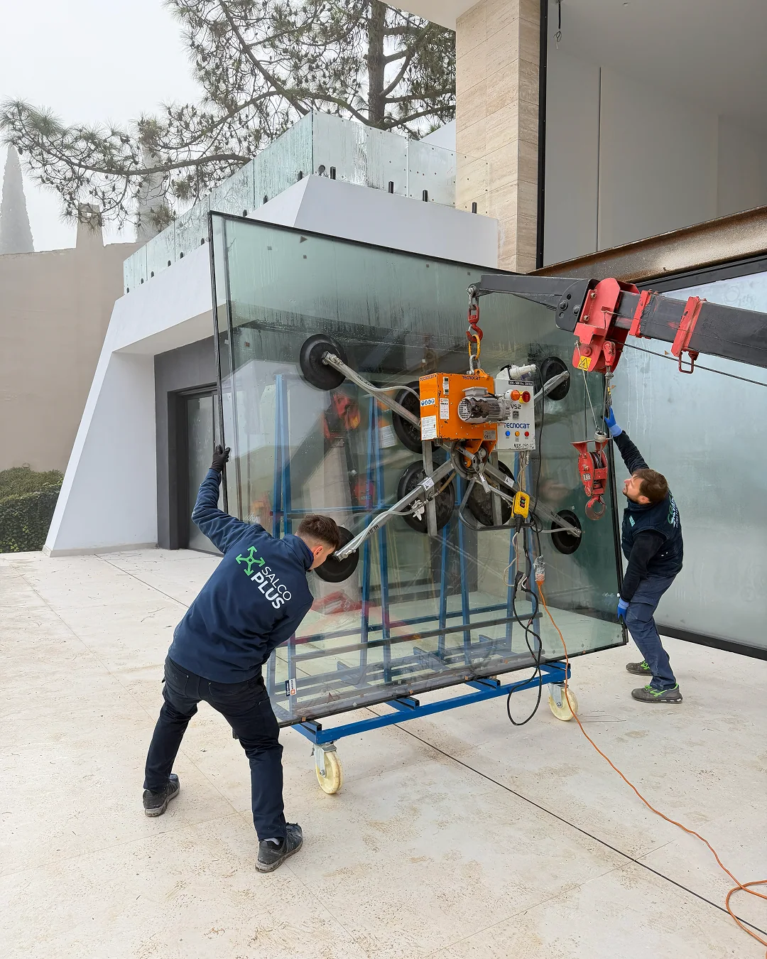 Equipo de SALCOPLUS instalando un ventanal de gran formato en Sevilla