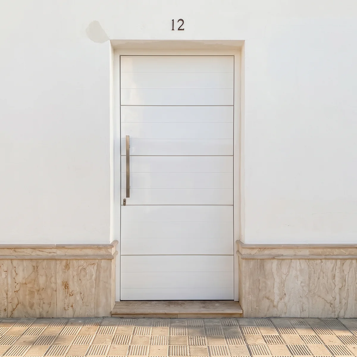 Puerta de aluminio a medida con aislamiento para vivienda en Sevilla