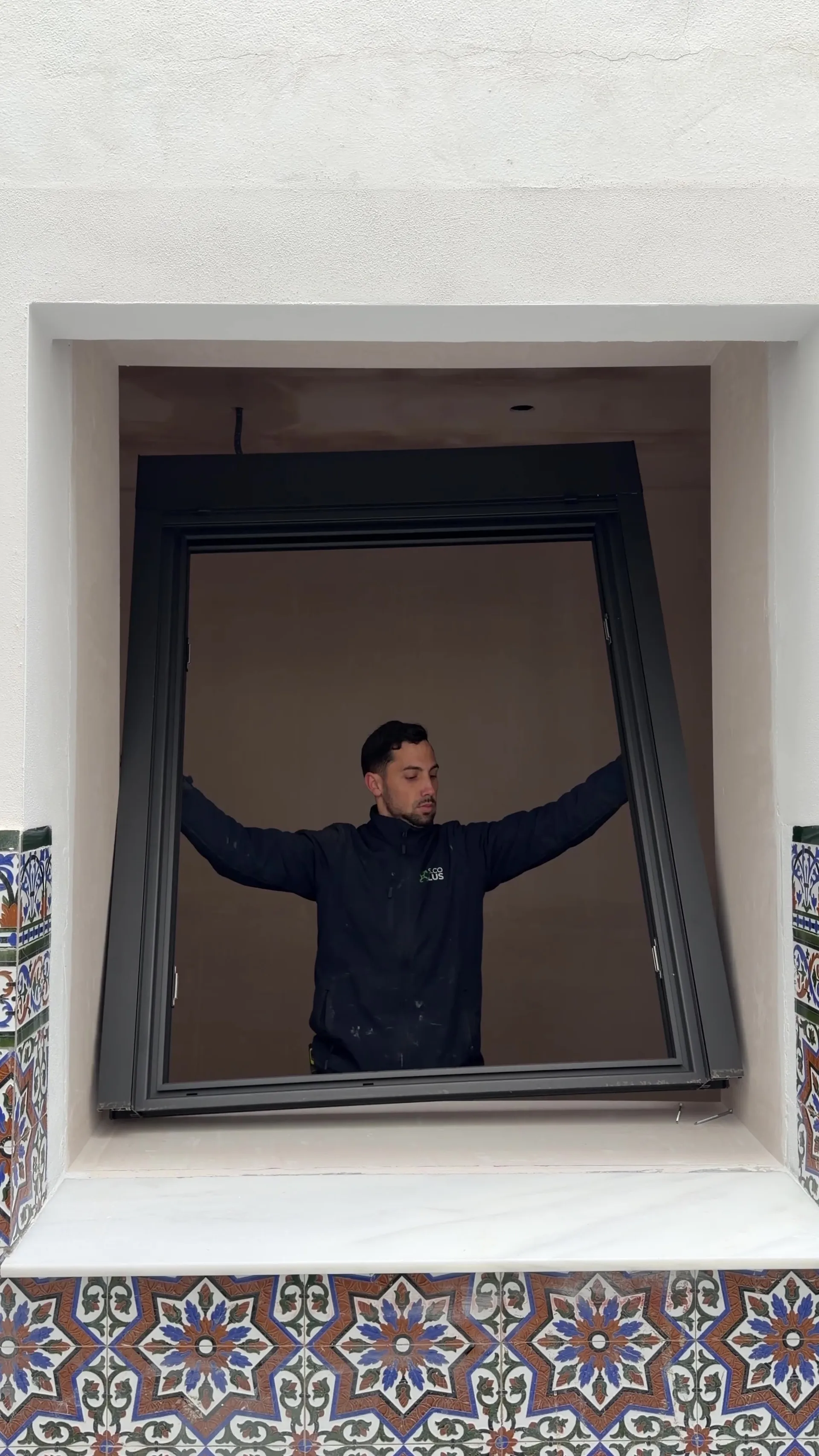 Profesional de SALCOPLUS revisando una ventana a medida