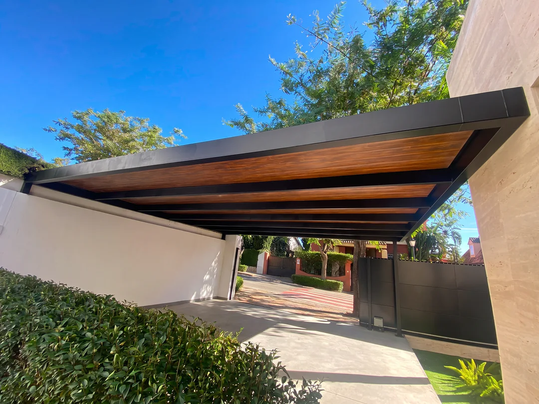 Estructura de pérgola volada en voladizo con acabado madera para aparcamiento en Sevilla