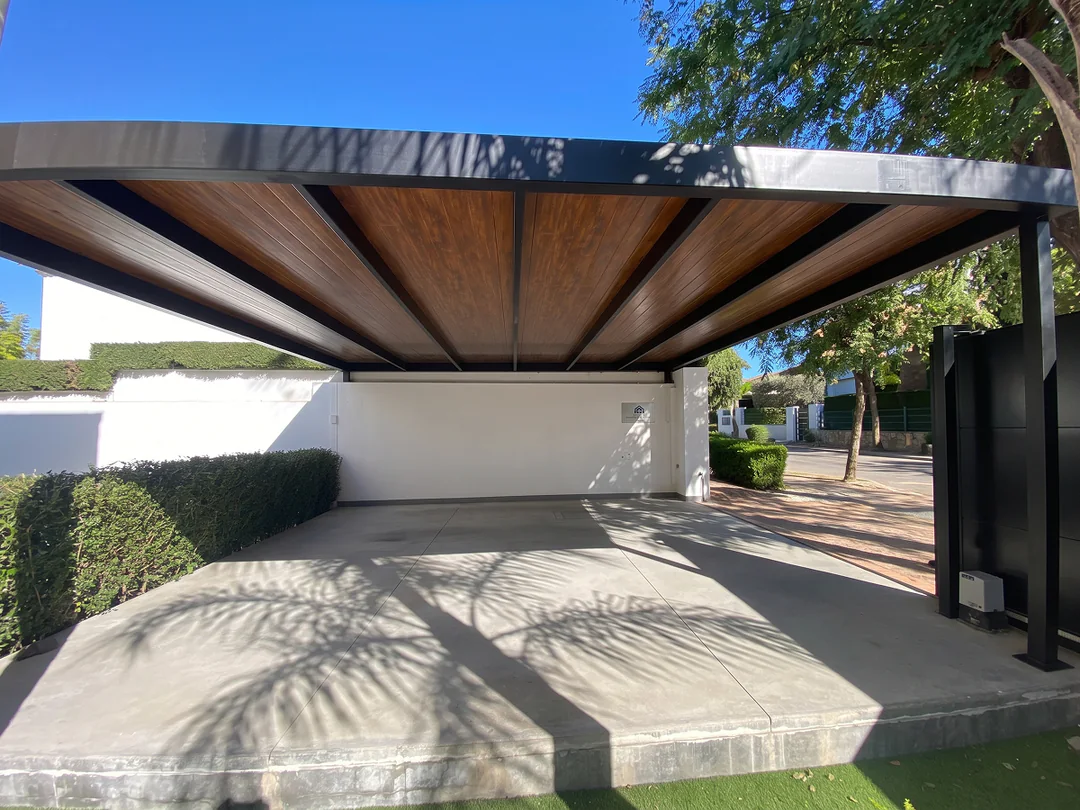 Pérgola contemporánea con techo en lamas de madera y estructura antracita