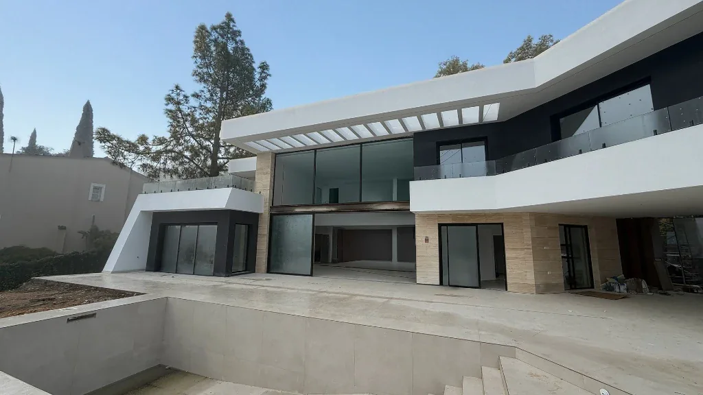 Vivienda moderna en Sevilla con grandes ventanales de aluminio a medida