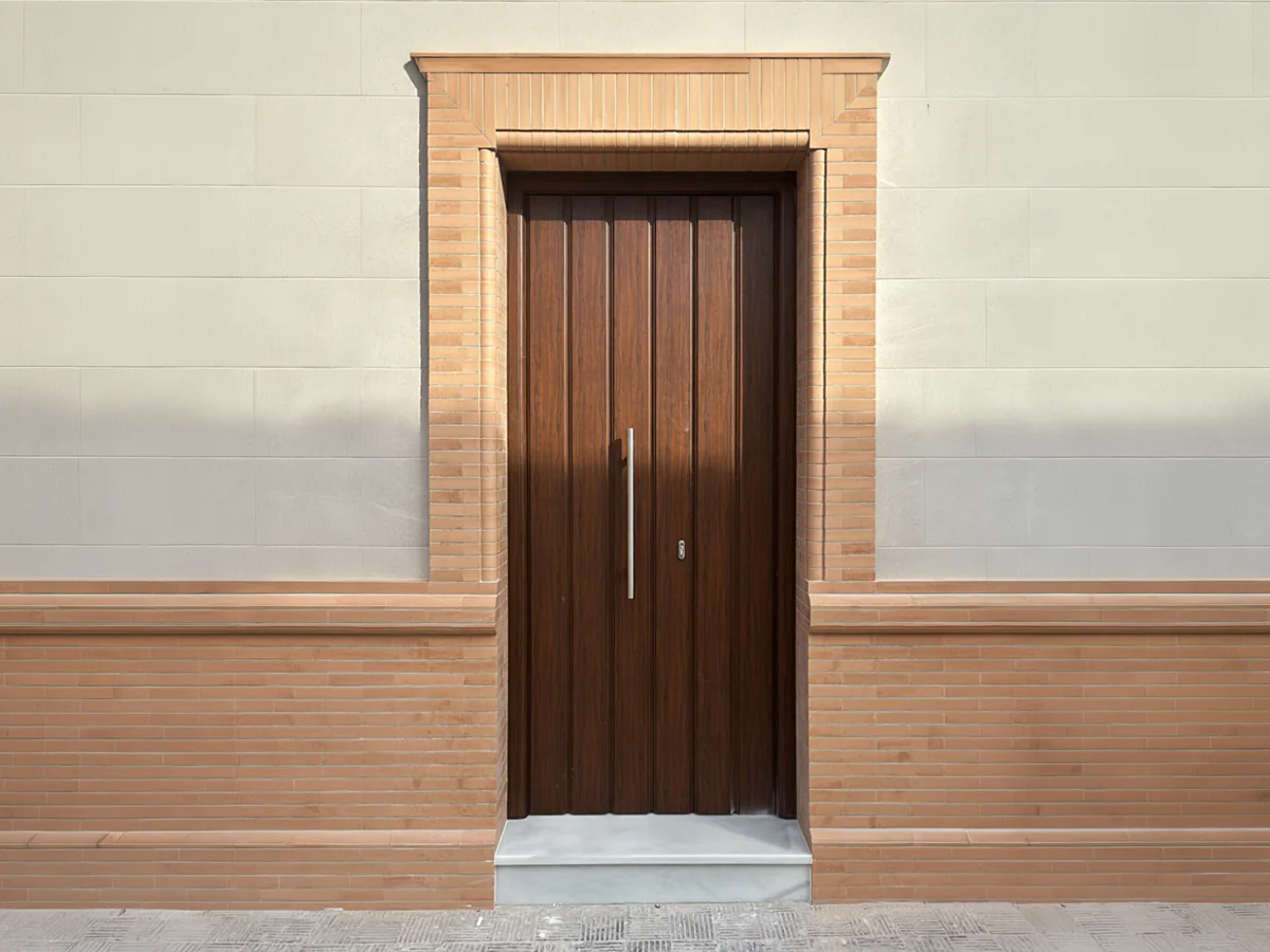 Puerta de calle de aluminio a medida instalada en Sevilla